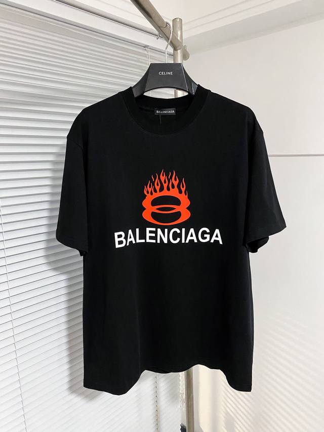 BALENCIAGA 巴黎世家 24SS夏季新款圆领短袖T恤！270克重磅高端纯棉面料，手感质感都极完美！修身裁剪设计干净利落！时尚又好看！走线做工非常精致！版 - 点击图像关闭