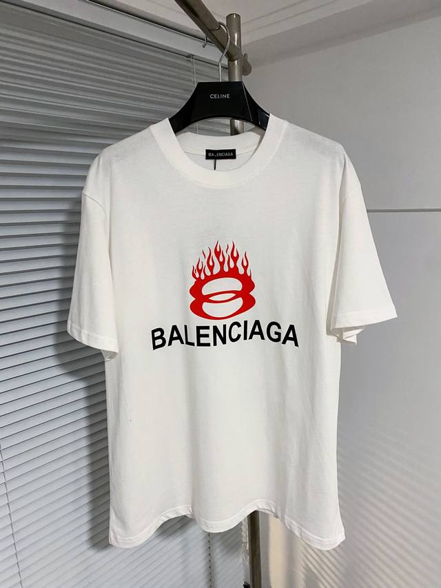 BALENCIAGA 巴黎世家 24SS夏季新款圆领短袖T恤！270克重磅高端纯棉面料，手感质感都极完美！修身裁剪设计干净利落！时尚又好看！走线做工非常精致！版