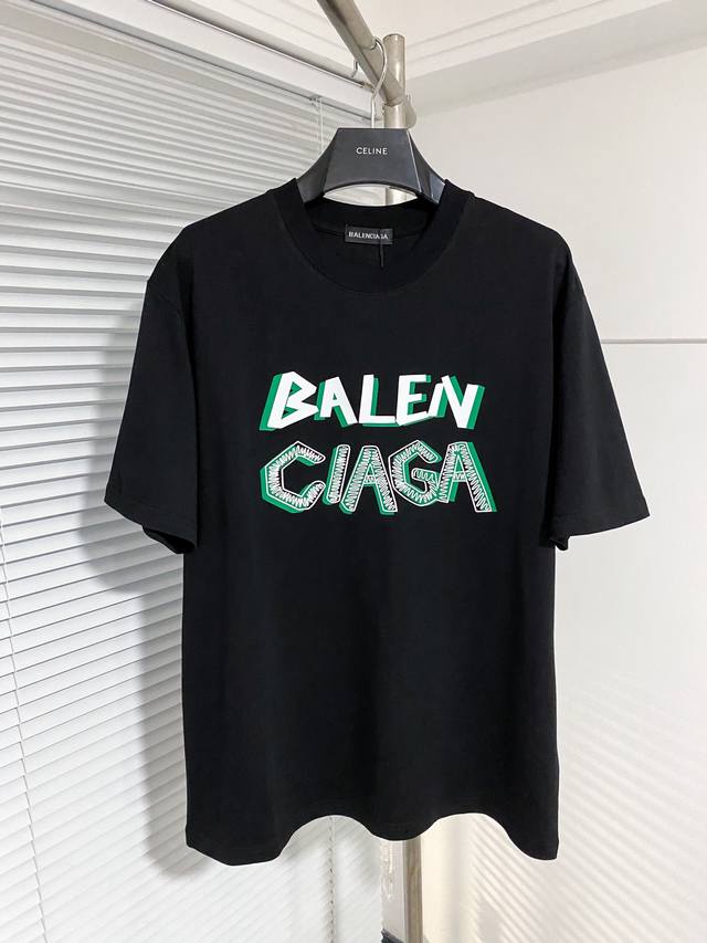 BALENCIAGA 巴黎世家 24SS夏季新款圆领短袖T恤！270克重磅高端纯棉面料，手感质感都极完美！修身裁剪设计干净利落！时尚又好看！走线做工非常精致！版