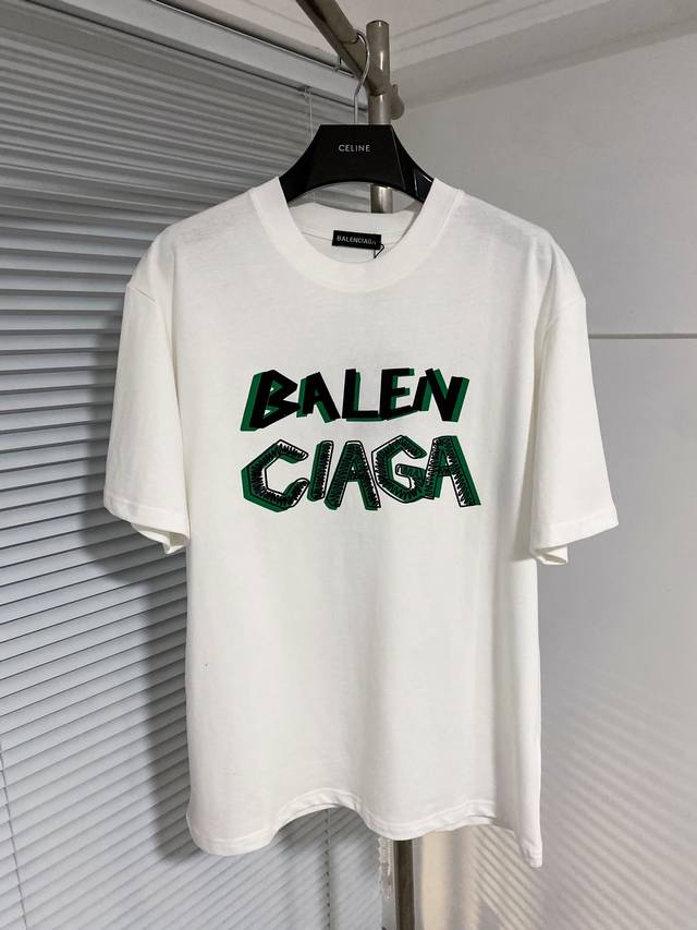 BALENCIAGA 巴黎世家 24SS夏季新款圆领短袖T恤！270克重磅高端纯棉面料，手感质感都极完美！修身裁剪设计干净利落！时尚又好看！走线做工非常精致！版