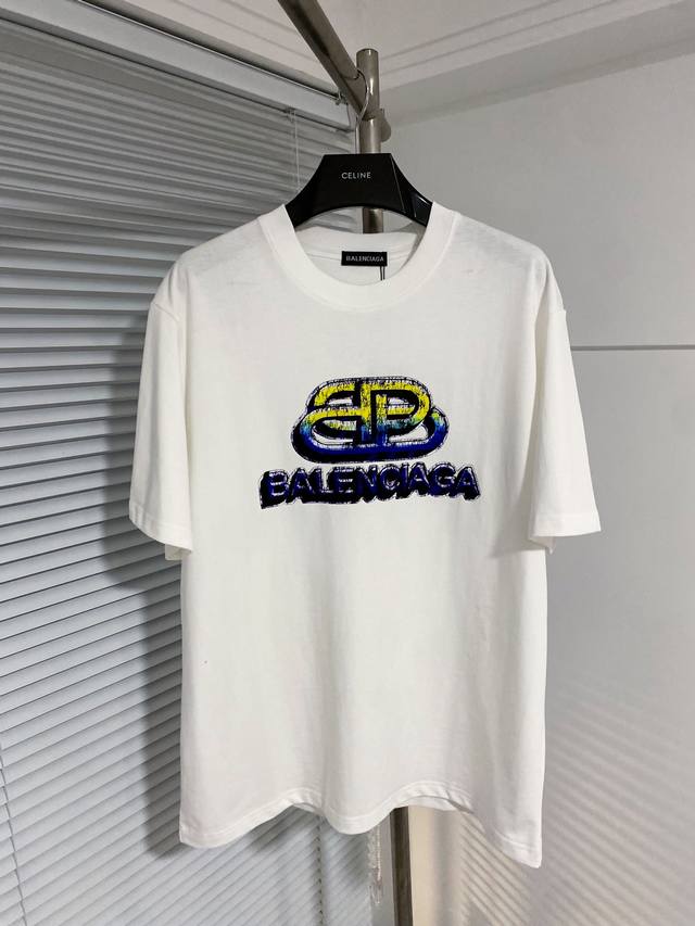 BALENCIAGA 巴黎世家 24SS夏季新款圆领短袖T恤！270克重磅高端纯棉面料，手感质感都极完美！修身裁剪设计干净利落！时尚又好看！走线做工非常精致！版