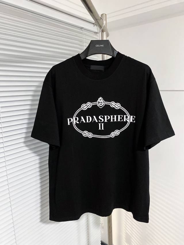 PRADA 普拉达 24SS夏季新款圆领短袖T恤！270克重磅高端纯棉面料，手感质感都极完美！修身裁剪设计干净利落！时尚又好看！走线做工非常精致！版型效果超赞！