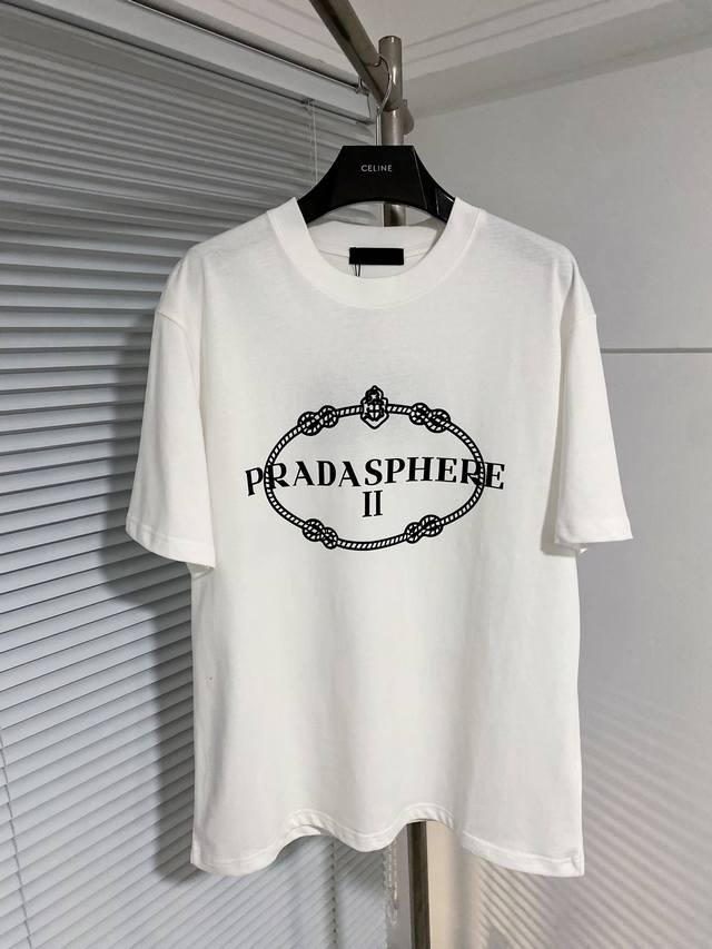 PRADA 普拉达 24SS夏季新款圆领短袖T恤！270克重磅高端纯棉面料，手感质感都极完美！修身裁剪设计干净利落！时尚又好看！走线做工非常精致！版型效果超赞！