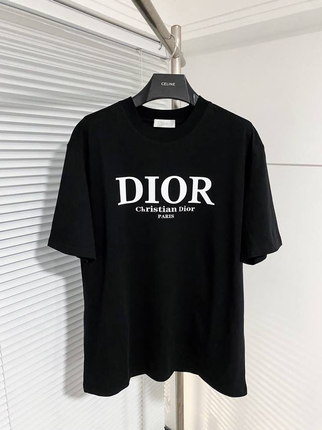 DIOR 迪奥 24SS夏季新款圆领短袖T恤！270克重磅高端纯棉面料，手感质感都极完美！修身裁剪设计干净利落！时尚又好看！走线做工非常精致！版型效果超赞！而且