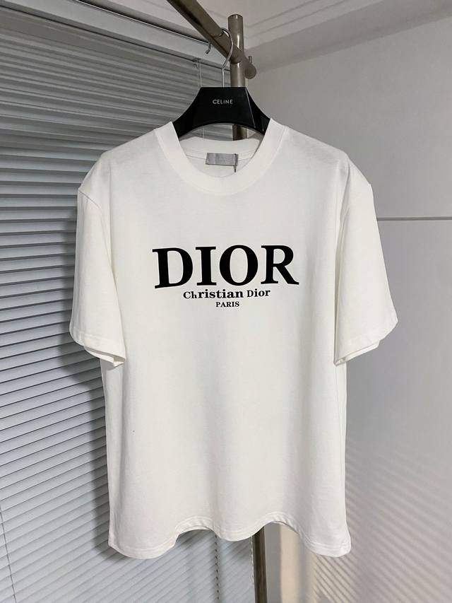 DIOR 迪奥 24SS夏季新款圆领短袖T恤！270克重磅高端纯棉面料，手感质感都极完美！修身裁剪设计干净利落！时尚又好看！走线做工非常精致！版型效果超赞！而且