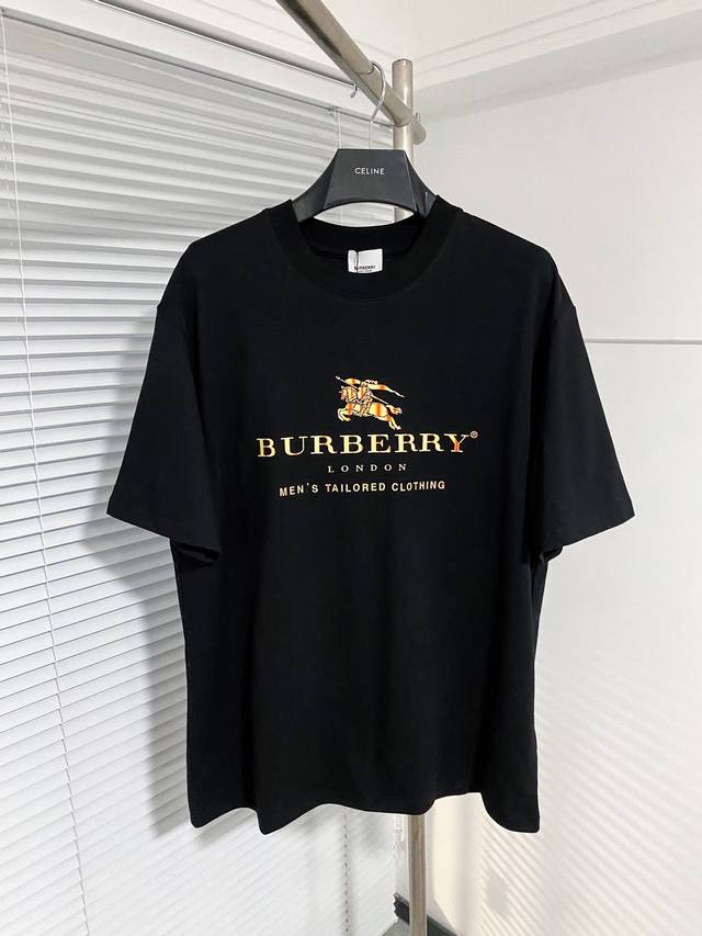 BURBERRY 巴宝莉 24SS夏季新款圆领短袖T恤！270克重磅高端纯棉面料，手感质感都极完美！修身裁剪设计干净利落！时尚又好看！走线做工非常精致！版型效果