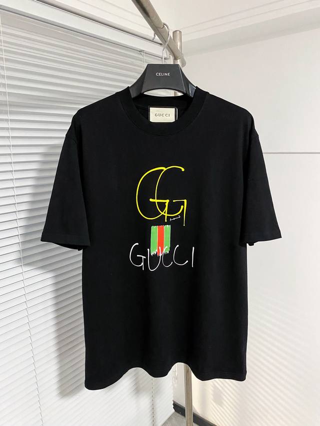 GUCCI 古驰 24SS夏季新款圆领短袖T恤！270克重磅高端纯棉面料，手感质感都极完美！修身裁剪设计干净利落！时尚又好看！走线做工非常精致！版型效果超赞！而