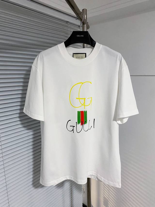 GUCCI 古驰 24SS夏季新款圆领短袖T恤！270克重磅高端纯棉面料，手感质感都极完美！修身裁剪设计干净利落！时尚又好看！走线做工非常精致！版型效果超赞！而