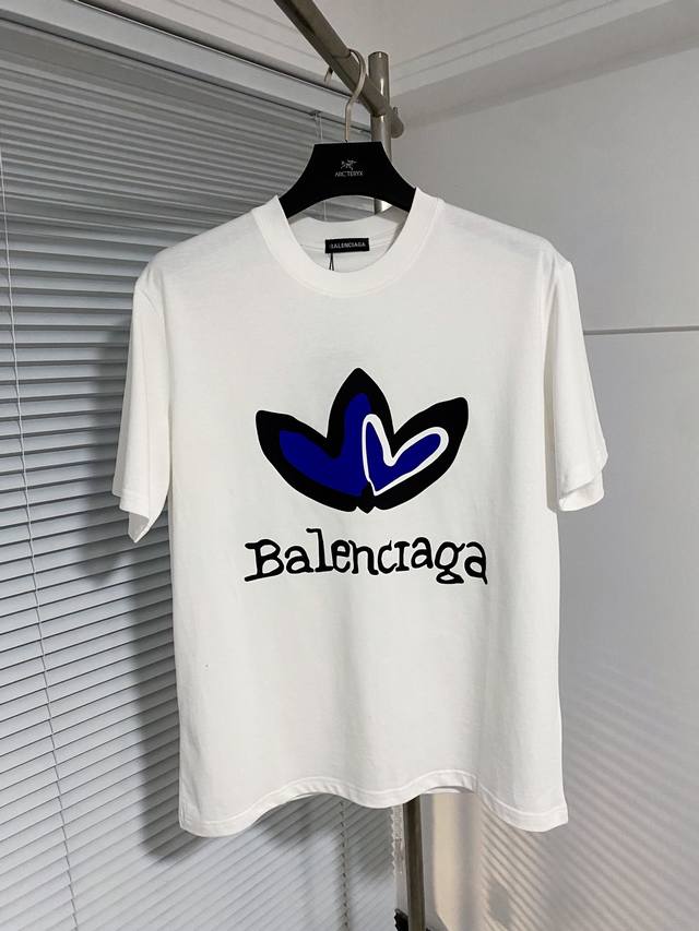 BALENCIAGA 巴黎世家 24SS夏季新款圆领短袖T恤！270克重磅高端纯棉面料，手感质感都极完美！修身裁剪设计干净利落！时尚又好看！走线做工非常精致！版