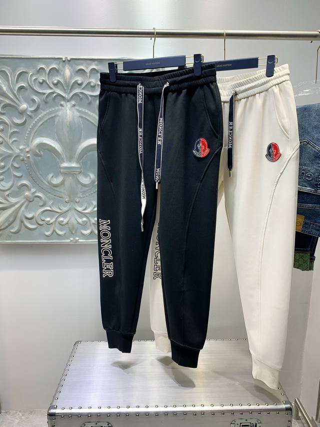 Moncler 蒙口 2024最新品休闲裤 专柜同款面料，版型时尚大方，提臀显瘦，毫无紧绷感，采用专柜进口面料 上身舒适效果极佳，上身却是如此舒服，潮男必不可少