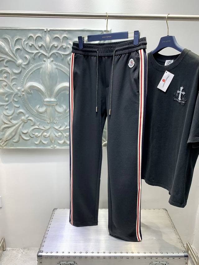 Moncler 蒙口 2024最新品休闲裤 专柜同款面料，版型时尚大方，提臀显瘦，毫无紧绷感，采用专柜进口面料 上身舒适效果极佳，上身却是如此舒服，潮男必不可少