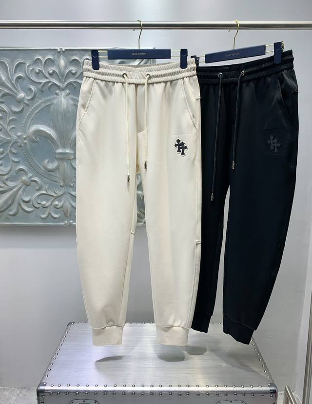 CHROME HEARTS 克罗心 2024最新品休闲裤 专柜同款面料，版型时尚大方，提臀显瘦，毫无紧绷感，采用专柜进口面料 上身舒适效果极佳，上身却是如此舒服