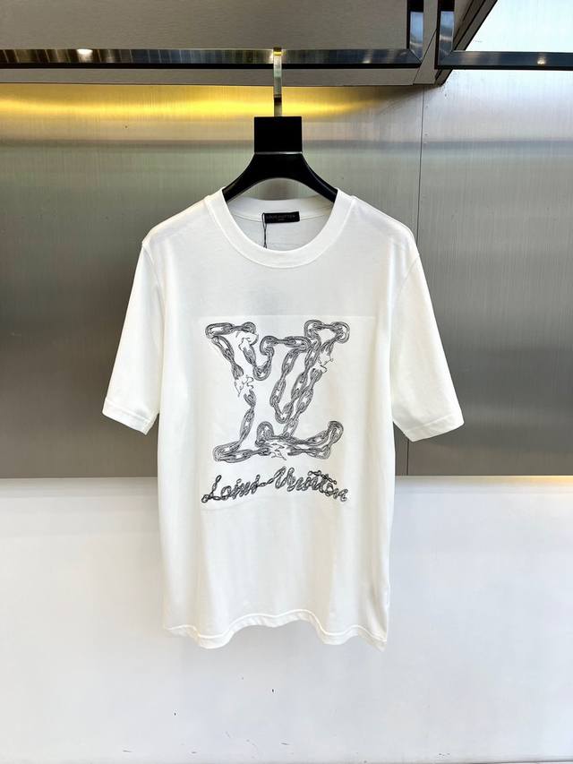 LV、春夏新品发售新品短袖T恤。采用进口丝光欧棉面料，温儒柔软 细腻柔软 上身自然是舒适 凉爽，胸前线绣logo图案撞色时尚立体。颜色十分清晰，非常的凸显整体的