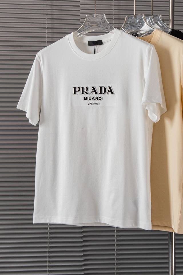 New# Prad* 2024 立体字母工艺圆领短袖T恤#客供进口220克100%棉面料，以天然植物纤维提炼出来，手感柔软，穿着舒适，完全不易有刺激皮肤，这样的