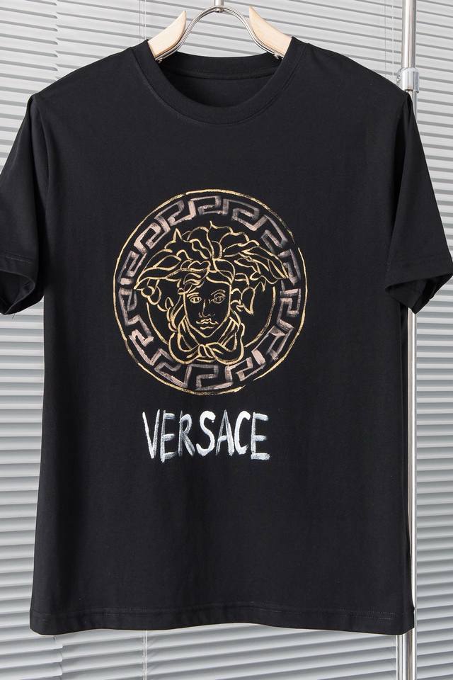 New# 1 VERSACE** 2024 圆领短袖T恤。客供100%手感柔软，穿着舒适，完全不易有刺激皮肤，这样的面料吸湿性、透气性良好。胸前数码直喷美杜莎l