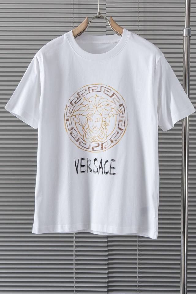 New# 1 VERSACE** 2024 圆领短袖T恤。客供100%手感柔软，穿着舒适，完全不易有刺激皮肤，这样的面料吸湿性、透气性良好。胸前数码直喷美杜莎l