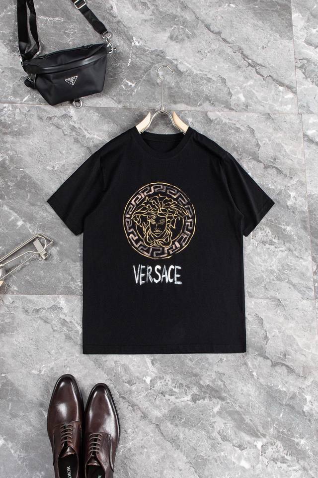 New# 1 VERSACE** 2024 圆领短袖T恤。客供100%手感柔软，穿着舒适，完全不易有刺激皮肤，这样的面料吸湿性、透气性良好。胸前数码直喷美杜莎l