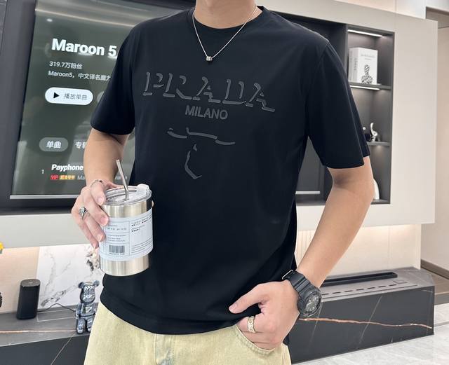 Prad 重磅推荐！2024ss夏装新品 专柜在售 最新系列图案logo短袖T恤 必须人手一件的节奏！进口顶极高密度100%丝光棉面料，极为亲肤舒适 摸上去非常