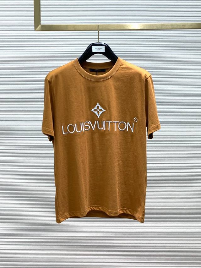 LouisVuitton 路易威登，2024夏季最新款，专柜同步有售，原单狠货，时尚休闲圆领短袖T恤，上身很有特点！吸睛而有亮点，进口原版面料，顶级刺绣工艺字母