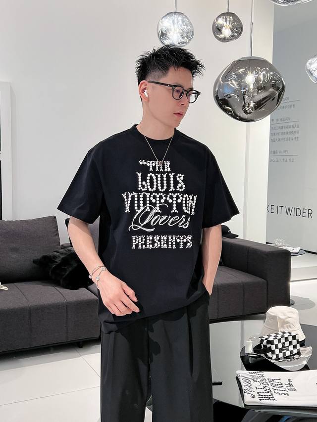 LV 24 ss春夏新款棉质圆领短袖T恤 胸前压烫工艺 后背皮牌标识顶级纯棉面料定制 标准版型 码数：S M L XL XXL