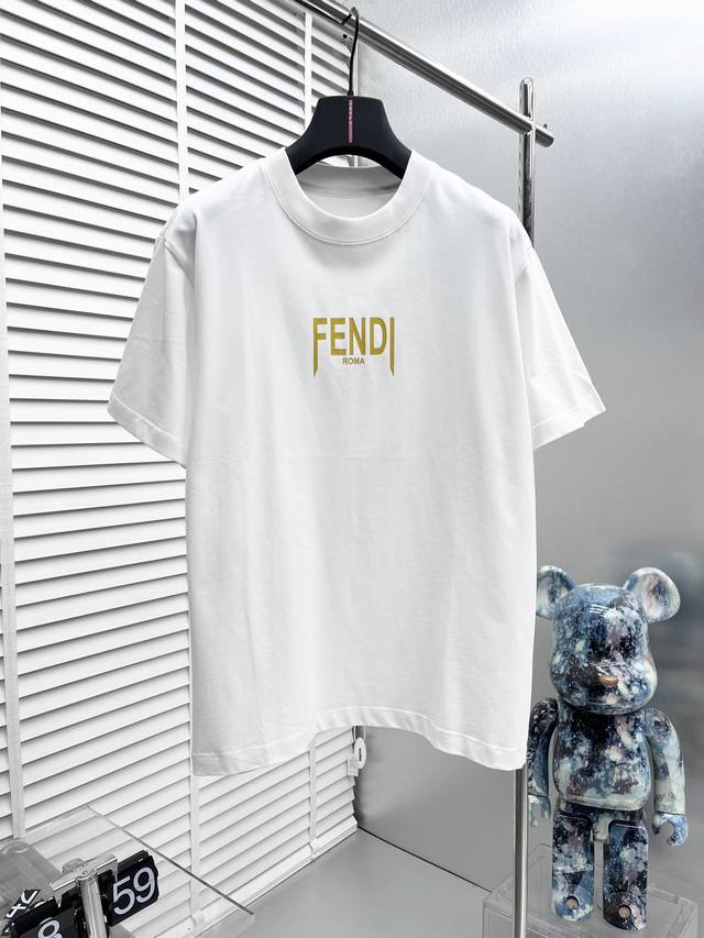 FEND* 2024夏季新款圆领短袖，整体呈现自然时尚潮流感微阔的剪裁领口微微的贴合颈部上身时尚潮流这款微阔的剪裁无数次的调整对亚洲人很友好，上身感觉又很大牌针