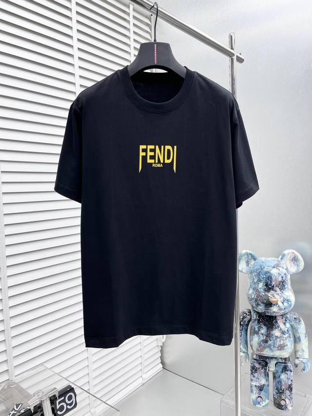 FEND* 2024夏季新款圆领短袖，整体呈现自然时尚潮流感微阔的剪裁领口微微的贴合颈部上身时尚潮流这款微阔的剪裁无数次的调整对亚洲人很友好，上身感觉又很大牌针