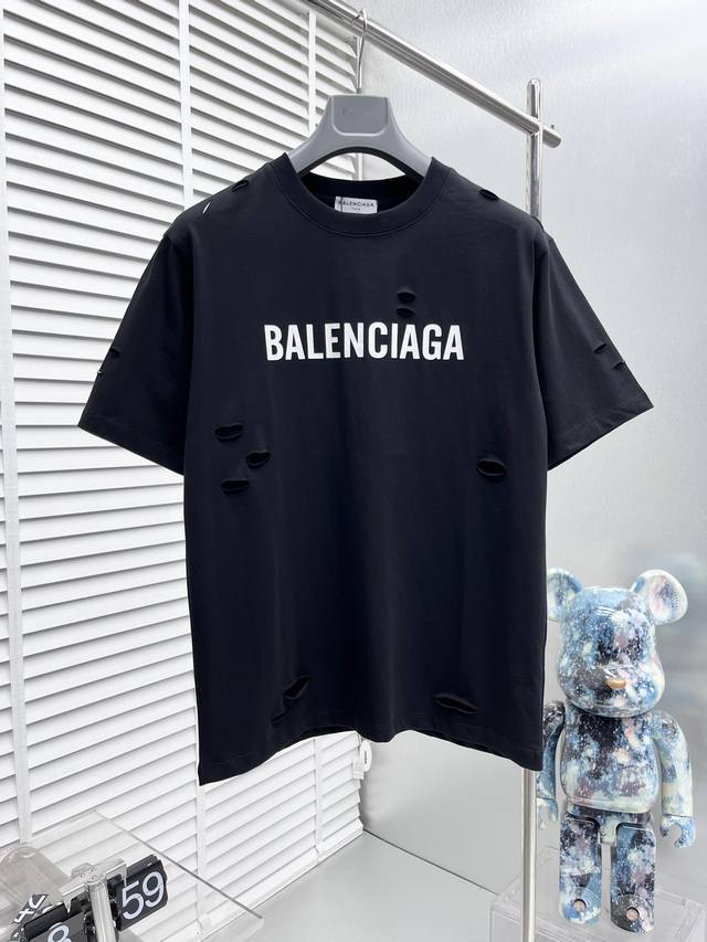 Balenciaga* 2024夏季新款圆领短袖，整体呈现自然时尚潮流感微阔的剪裁领口微微的贴合颈部上身时尚潮流这款微阔的剪裁无数次的调整对亚洲人很友好，上身感