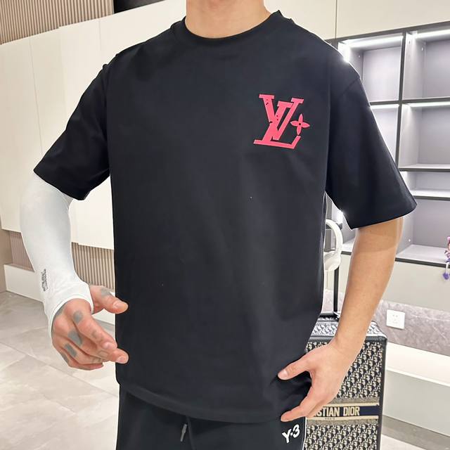 LV 三标齐全。 2024夏季新款最新品短袖，专柜同步有售，原单狠货，时尚进口原版科技面料，上身舒适透气，原版定制五金辅料，上身帅气有型，三标齐全，推荐款，档次