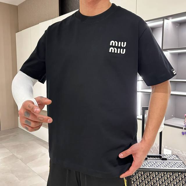 miumiu 三标齐全。 2024夏季新款最新品短袖，专柜同步有售，原单狠货，时尚进口原版科技面料，上身舒适透气，原版定制五金辅料，上身帅气有型，三标齐全，推荐 - 点击图像关闭