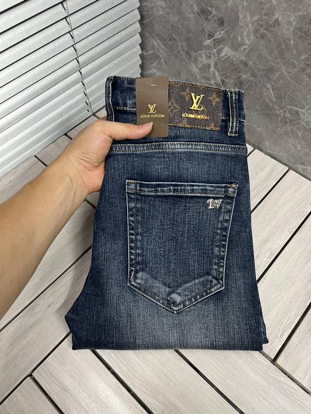 LV、最新品，专柜同步有售，原单狠货，水洗休闲牛仔裤，进口原版水洗弹力面料，舒适有弹性，原版五金辅料装饰logo，版型超正，档次极高，专柜品质，上身时尚有型，码