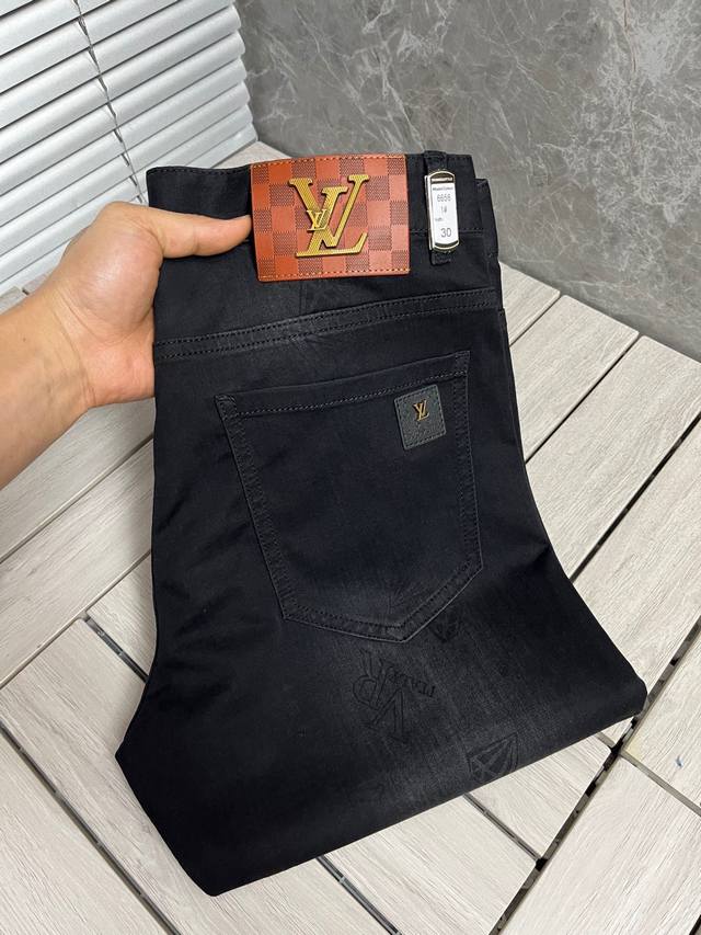 LV 2024春夏专柜新品同步上市。原单订制高品质时尚休闲裤。超级百搭款。独家定制-进口高端绵面料，手感细腻柔软，贴身舒适，上身超有型！原版定制专柜最新五金辅料