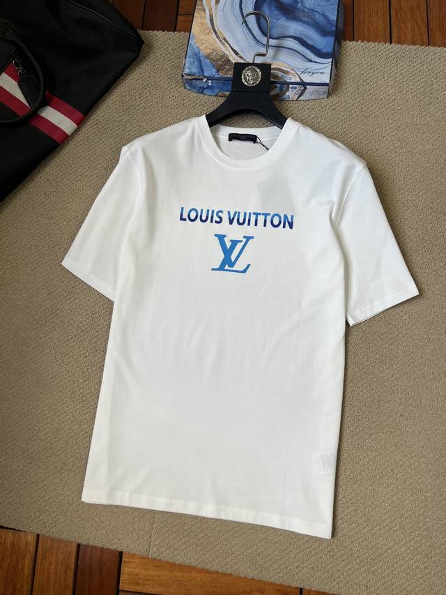 lv*2024春夏全新系列单品上线，非常时髦前卫的一款男女同款短袖T恤，标识logo图案印花工艺修饰！区别于以往的不同，宣示品牌传承多年的设计理念！其吸睛度完全 - 点击图像关闭