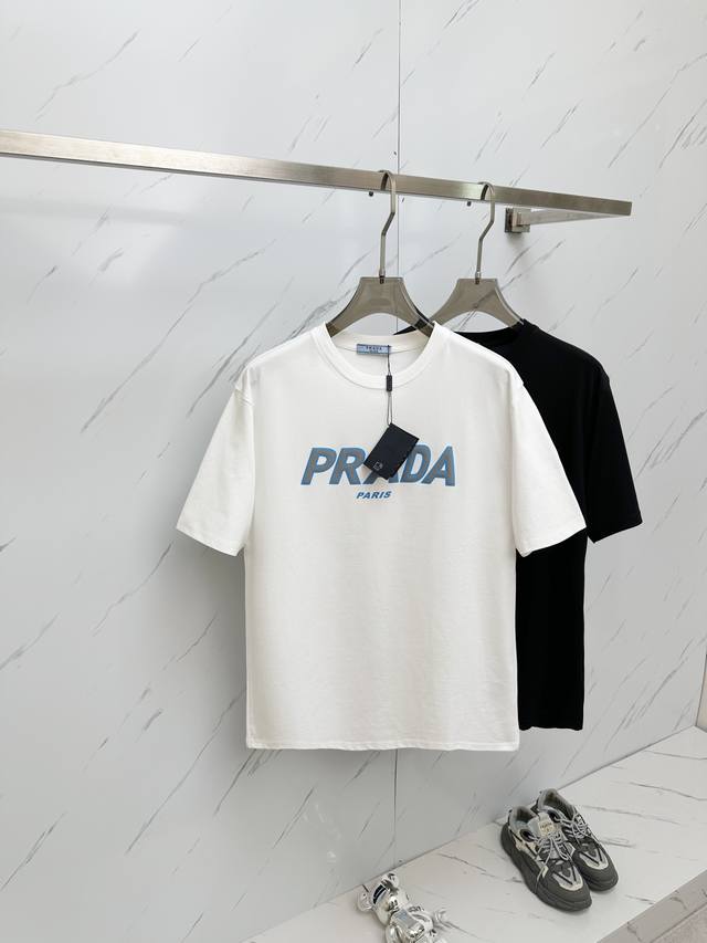 PRADA 2024 ss专柜同款圆领短袖T恤 定制面料 面料采用原厂弹力绒面亲肤面料， 高弹力好伸缩，胸前采用品牌Logo标志图案 高端人士必备单品，随意出入