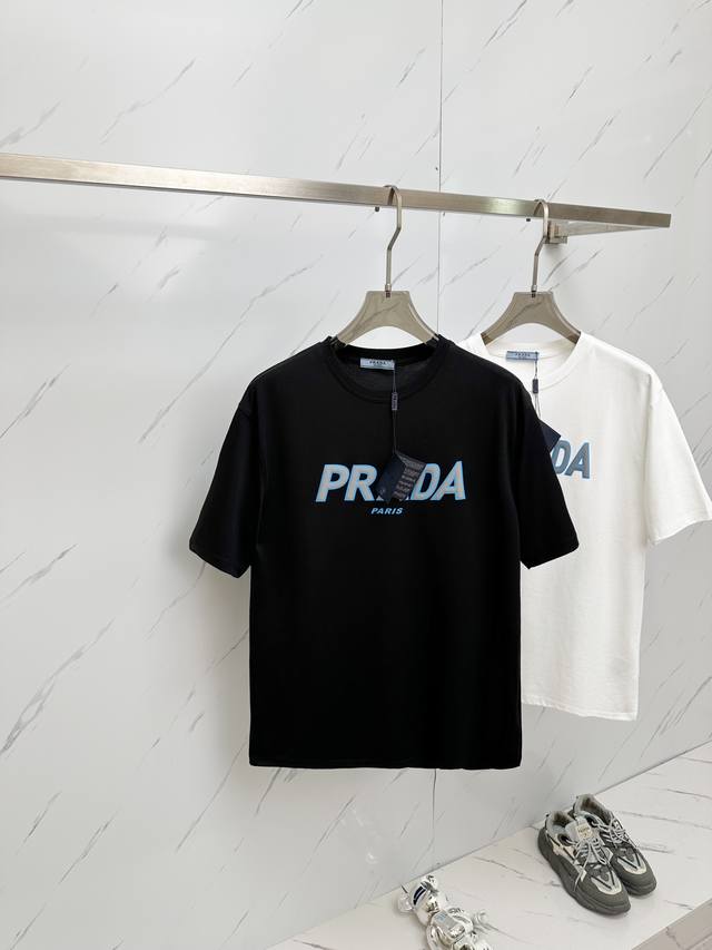 PRADA 2024 ss专柜同款圆领短袖T恤 定制面料 面料采用原厂弹力绒面亲肤面料， 高弹力好伸缩，胸前采用品牌Logo标志图案 高端人士必备单品，随意出入