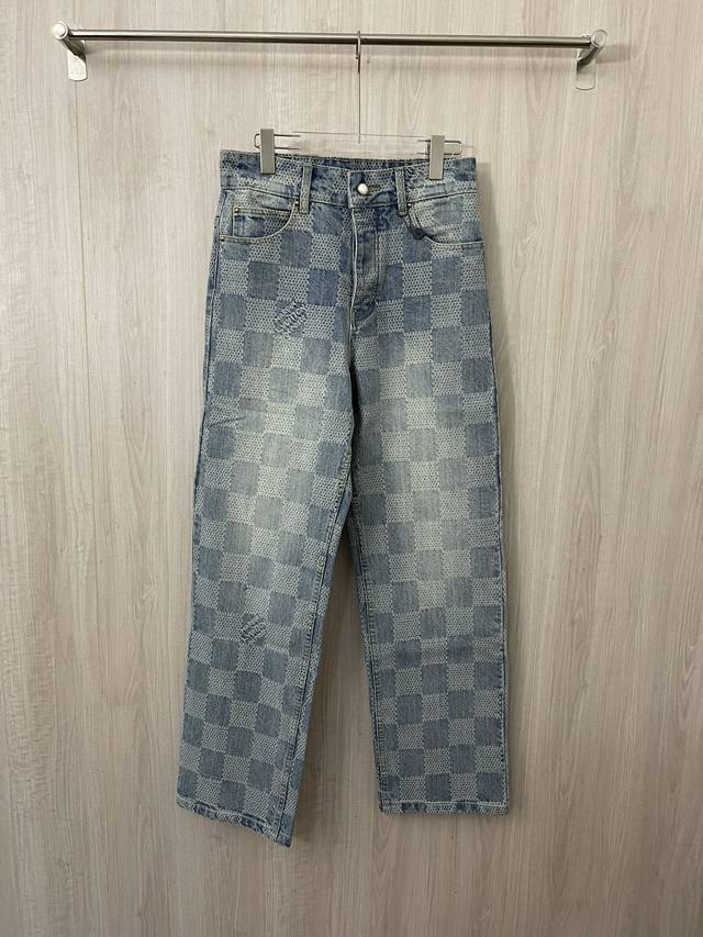 LV 棋盘牛仔DAMIER 滑板牛仔裤 本款滑板牛仔裤铺陈全幅 3D Damier 提花图案，于细腻格纹之中融入 Marque L. Vuitton dépos