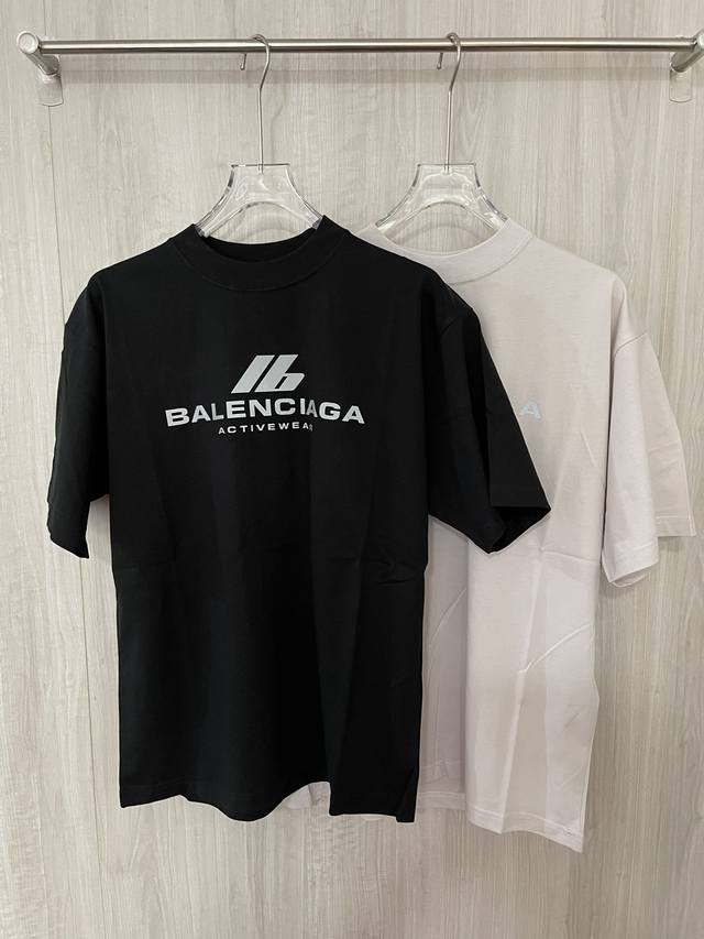 BA 巴黎 ID烫银印花圆领短袖T恤 巴黎世家 balenciaga 本款24春夏新款烫银字母短袖T恤，正面logo反光设计，夜店必备，印花整体呈现着金属反光的