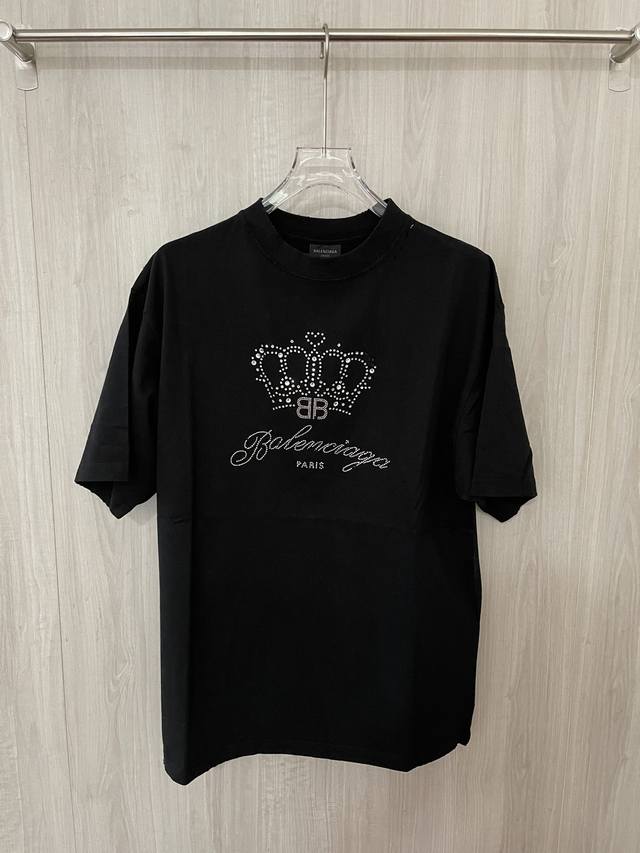 Balenciaga 巴黎 皇冠字母烫钻logo圆领短袖 本款为巴黎24春夏新款，皇冠logo，balenciaga字母logo，都以烫钻工艺设计，领口，袖口，