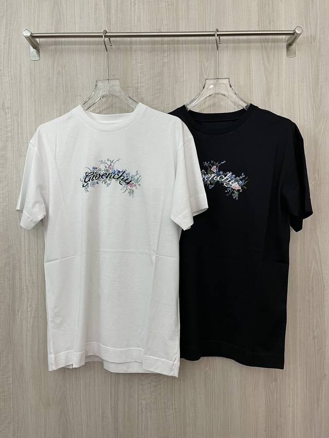 GVC 纪梵希花朵 GIVENCHY Flowers T恤 此款正面饰以花卉印花和GIVENCHY LOGO刺绣背面下摆饰以小号4G LOGO刺绣 经典剪裁 常