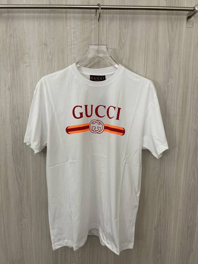 Gucci 古驰 拼色腰带针织棉T恤 早秋系列以现代视角焕新诠释品牌经典设计元素和精致图案。这款休闲T恤以白色针织棉匠心打造，巧妙融入Gucci织带印花，彰显别