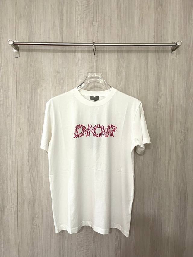 DIOR 珊瑚印花圆领短袖 这款 T 恤来自二零二四沙滩装限定系列，展示珊瑚红色 Dior Italic 标志，以图案风格体现海床的壮丽之美。采用白色棉质竹节平