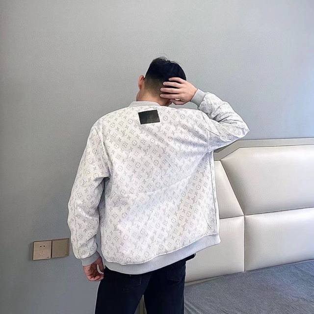 模特咨询图组〕Louis Vuitton LV路易威登满印提花牛仔棒球服版外套 整体衣服设计感十足 经典满印LV字母logo无论是看起来还是穿起来都是很高级 完