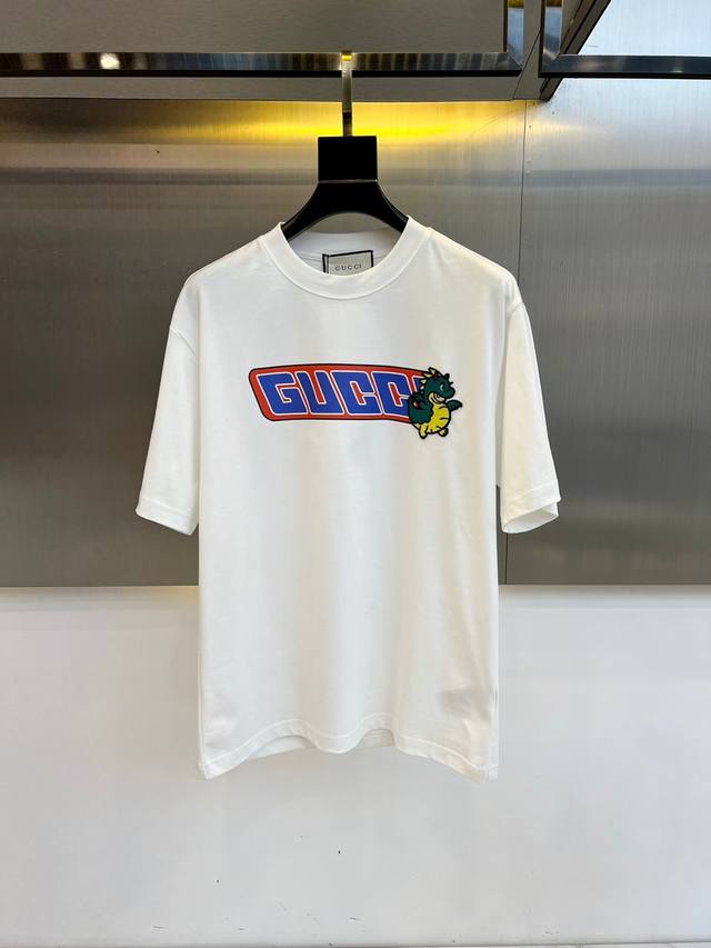 Gucc古驰、24s新款龙年限定出品短袖t恤 ，毛巾绣小龙人章仔logo休闲版型时尚情侣上衣tee，高工艺版型超好，绝对爆款推荐 各季节打底单穿都好看 男女同款