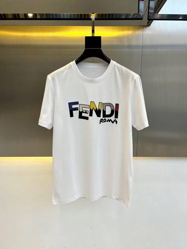 FENDI 芬迪、2024春夏男士新款经典LOGO印花圆领短袖T恤。进口丝光棉面料，面料手感丝滑柔软，透气亲肤性极佳，着身无比的舒适，整体质感相当之高！衣身胸前