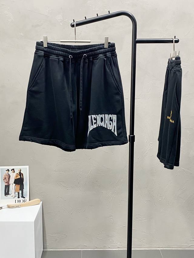 Balenciaga巴黎世家独家专供新款休闲短裤，高端版本！专柜定制面料 透气舒适度高，细节无可挑剔，品牌元素设计理念，体现高品质。手感细腻柔软！呈现休闲裁剪，