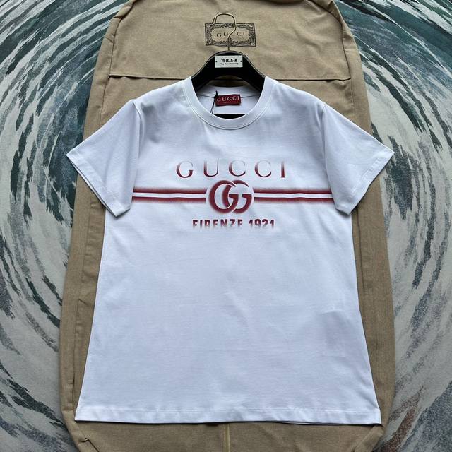 Gucci古驰字母印花短袖 顶级高端制造-海外出口品质 YB购入打版，采用15S精棉平纹面料，克重300g，织带空心字母印花，采用全新专业渗透水浆，冚车走线缝纫