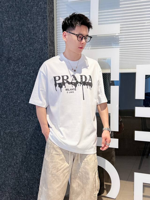 PRADA** 2024春夏新款系列短袖 绝对的顶级爆款，虽说每年普拉达都会推出一款类似的款式设计，可是依旧深受大家的喜爱，胸前字母LOGO设计，更显得不凡跟高