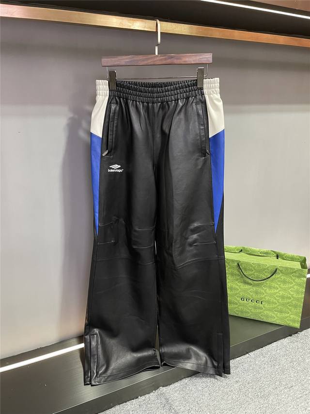 巴黎世家 BALENCIAGA 羊皮阔腿皮裤，时尚精品全新登场。 这款皮裤选用顶级羊皮材质，彰显奢华品质。经典的黑蓝白配色，传承巴黎世家的独特风格，展现永恒魅力