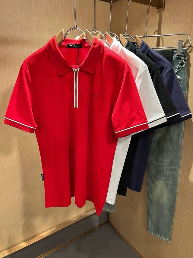 Kiton 2024春夏新款Polo衫，采用进口专属珠地棉面料！！简单LOGO标识压胶设计！代表品牌形象 简洁舒适的款式，线条感粗细均匀饱满，精致细腻，上身高端