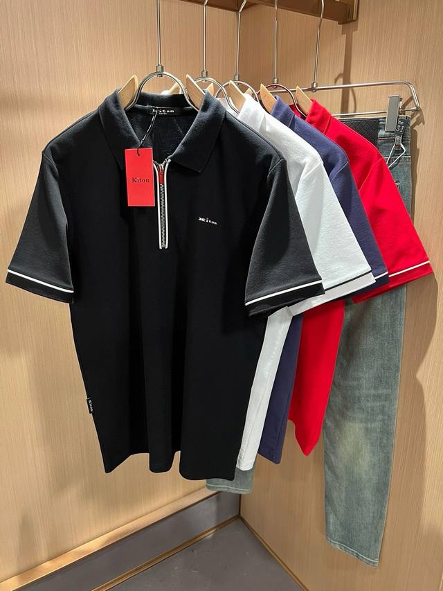 Kiton 2024春夏新款Polo衫，采用进口专属珠地棉面料！！简单LOGO标识压胶设计！代表品牌形象 简洁舒适的款式，线条感粗细均匀饱满，精致细腻，上身高端