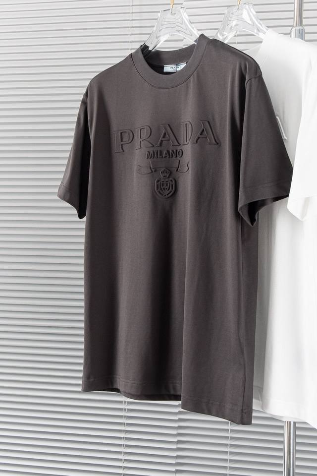 New# prad* 24 圆领短袖#精致工艺元素融合打造，经典短袖3标齐全，潮男时尚，无论是上身舒适度还是都是无可比拟的存在，可以说是夏日必备！手感柔软，穿着